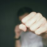 Legalna samoobrona w Polsce – co można mieć przy sobie, a czego lepiej unikać?