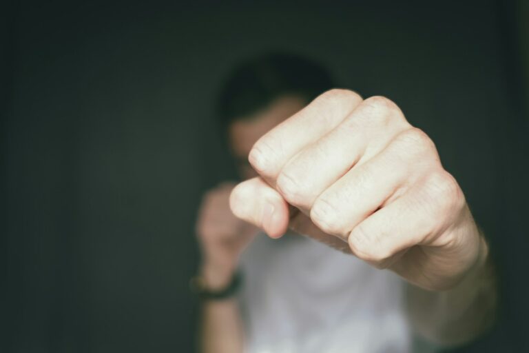 Legalna samoobrona w Polsce – co można mieć przy sobie, a czego lepiej unikać?
